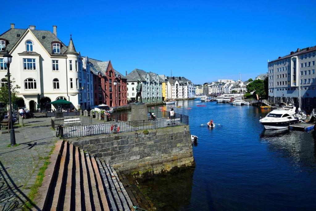 Apartmán Near Brosundet, Newly Refurnished, Free Street Parking Ålesund Exteriér fotografie