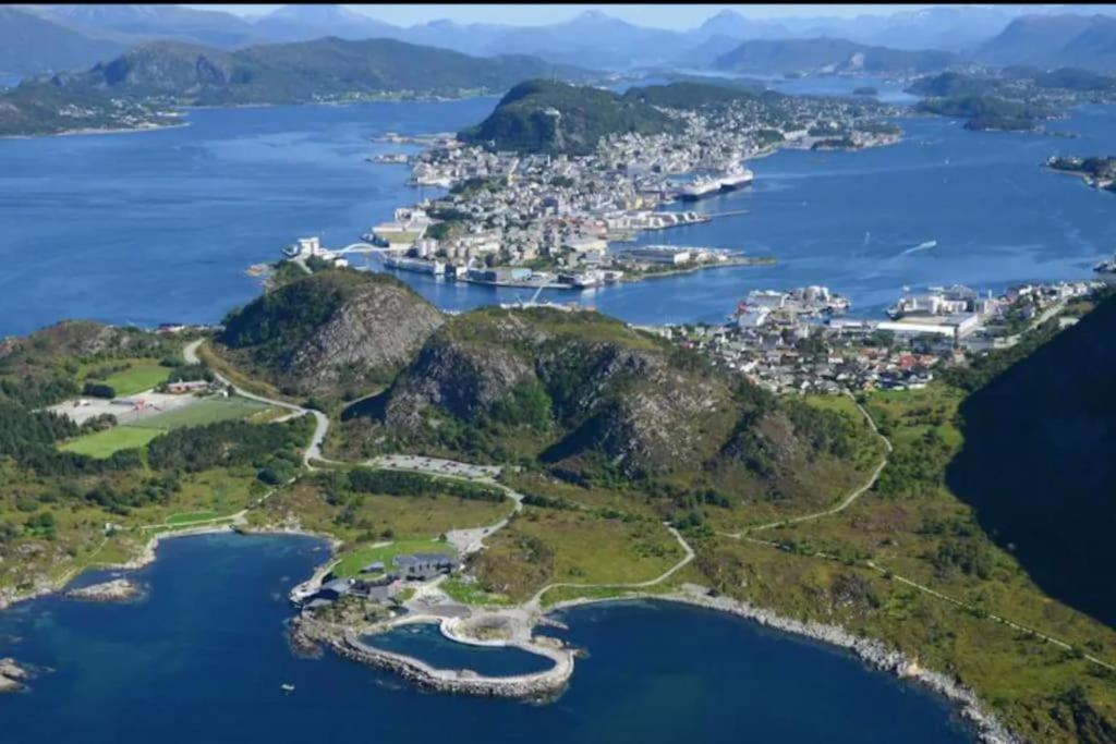 Apartmán Near Brosundet, Newly Refurnished, Free Street Parking Ålesund Exteriér fotografie